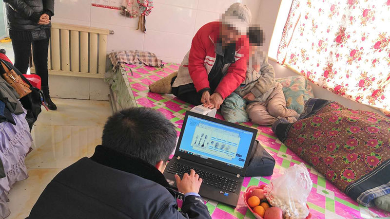 民警為特殊群眾上門(mén)辦理身份證