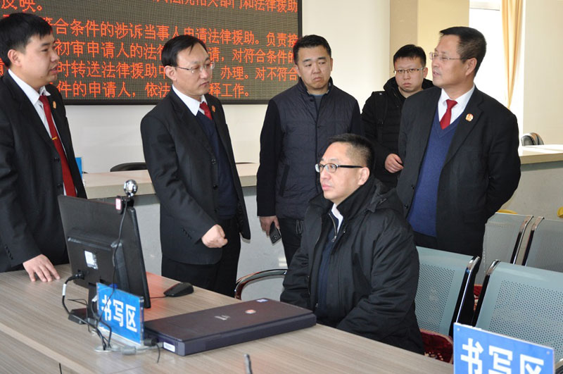 北鎮(zhèn)法院黨組書記、院長張春風（左二）為前來參觀的兄弟法院干警講解網(wǎng)上立案流程