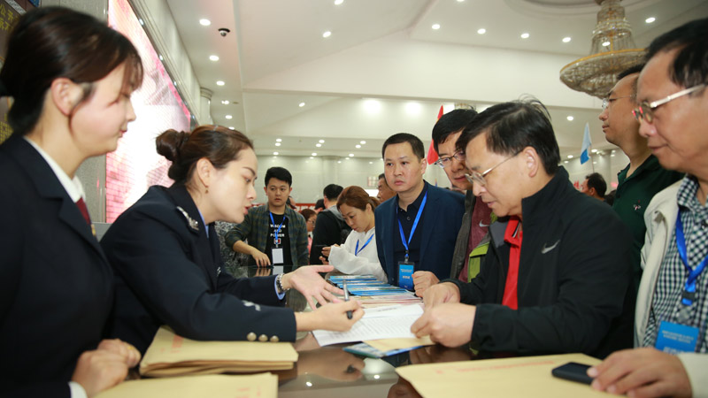 采訪團(tuán)在鳳凰采訪