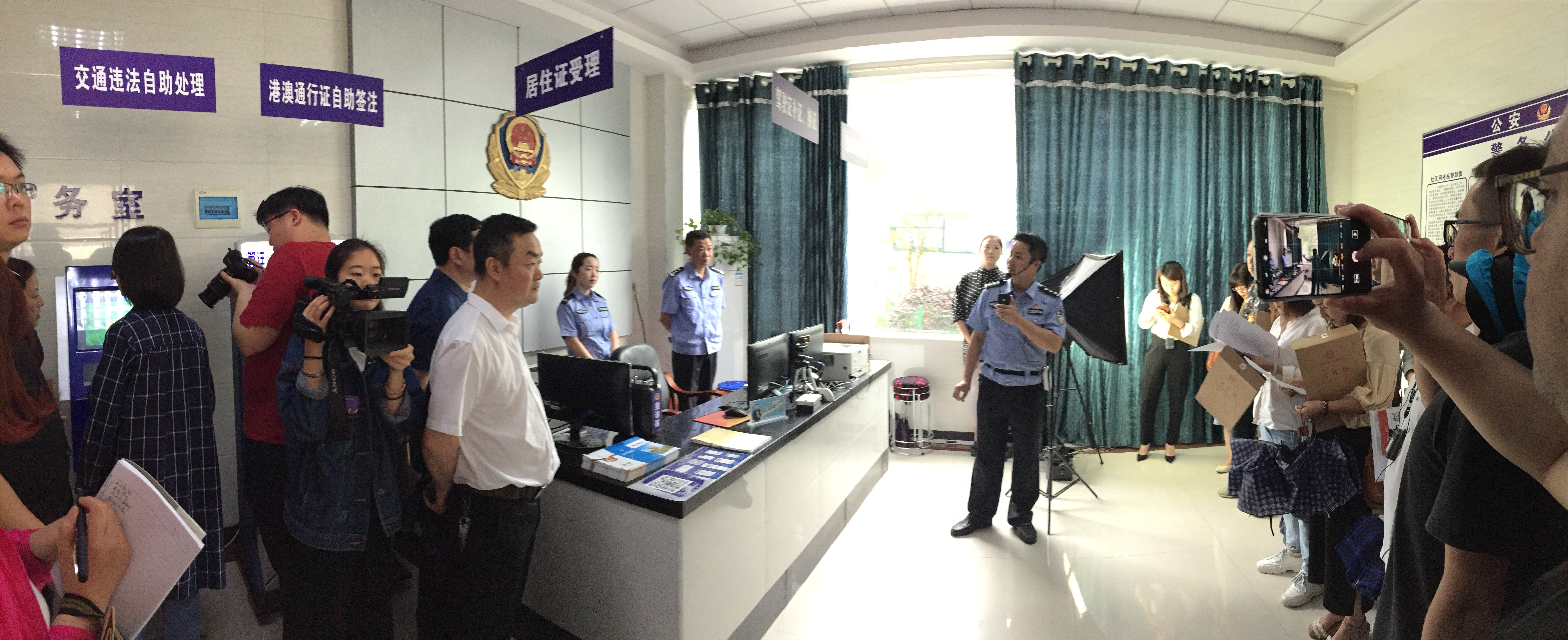 采訪團(tuán)了解社區(qū)警務(wù)室一站式服務(wù)。記者伏志勇攝