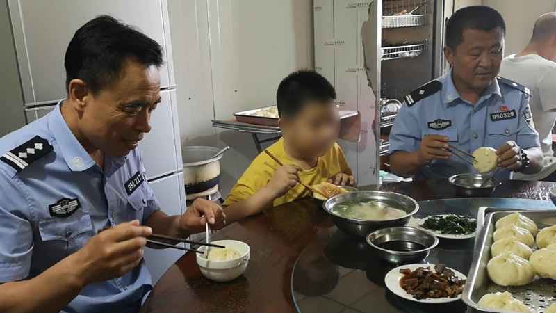 午飯了，男孩不愛(ài)吃包子，食堂給專門烙的糖餅，吃的噴香