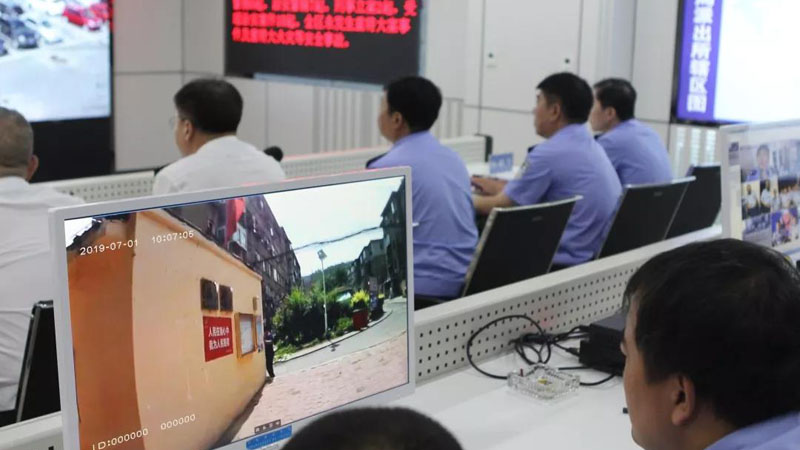 配文2：指揮中心對4G執(zhí)法記錄儀即時傳回的畫面進行分析