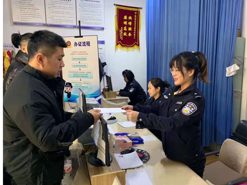 本溪公安局民警為百姓熱情服務(wù)