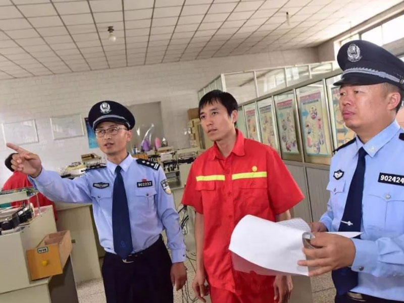 興海派出所走進(jìn)企業(yè)內(nèi)部