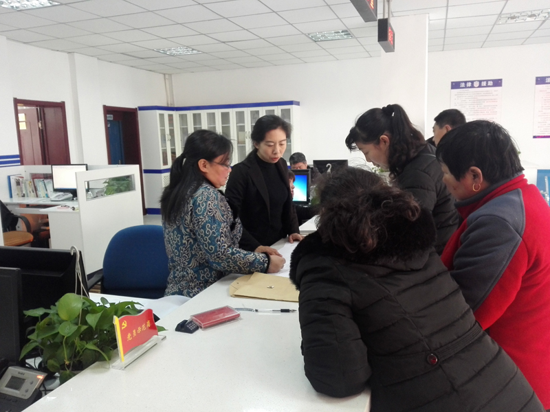 葫蘆島市法律服務(wù)中心律師接待討薪農(nóng)民工