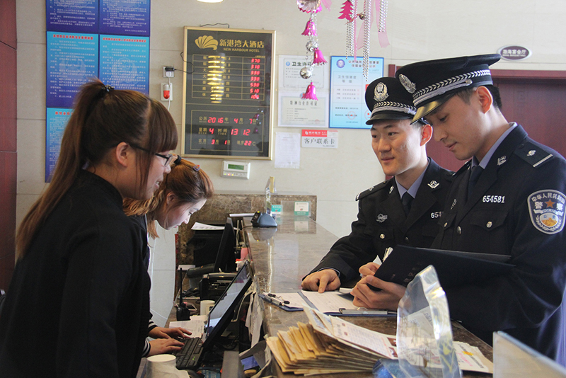 錦州市公安局民警深入企業(yè)、商戶宣傳掃黑除惡專項斗爭