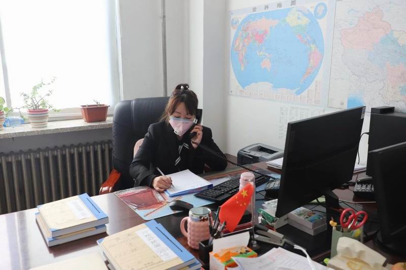 再審審查合議庭曹宏妍接聽(tīng)申訴咨詢(xún)電話(huà)