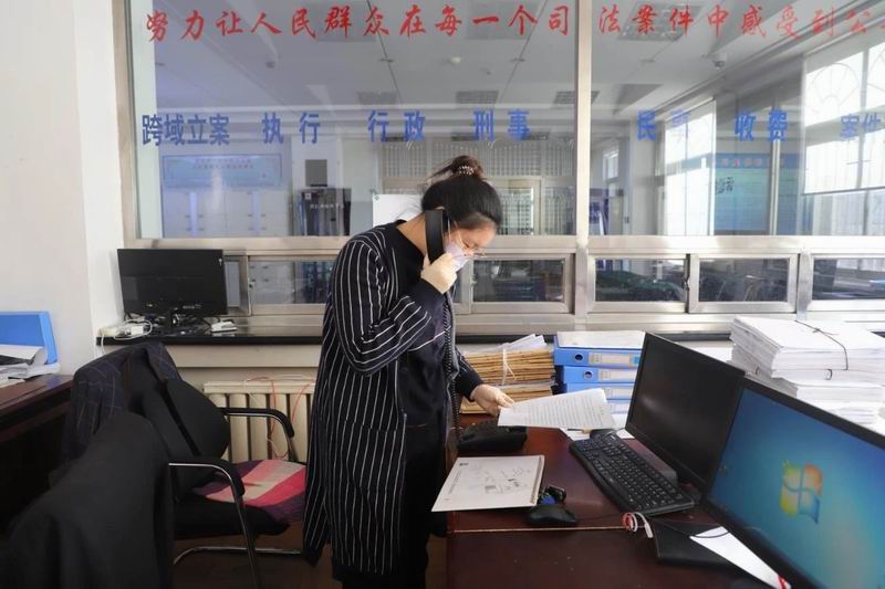 立案庭法官助理任婷婷接聽(tīng)當(dāng)事人立案咨詢(xún)電話(huà)