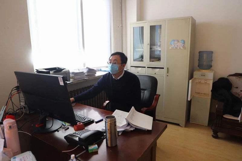 民事法官馮新線(xiàn)上做當(dāng)事人調(diào)解工作