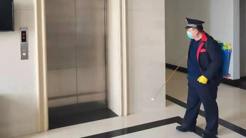 工作人員正在對鐵嶺中院內(nèi)部環(huán)境進(jìn)行消殺