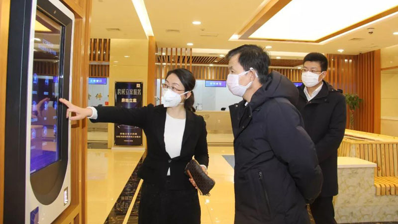 張學群（中）體驗本溪中院訴訟服務中心電子導訴