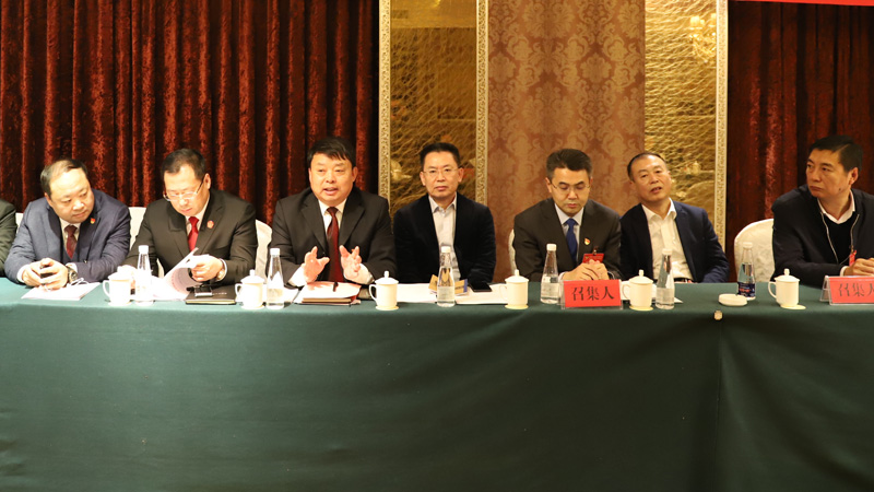 李延輝（左三）在鐵嶺市政協(xié)組織召開的民營企業(yè)家座談會(huì)上