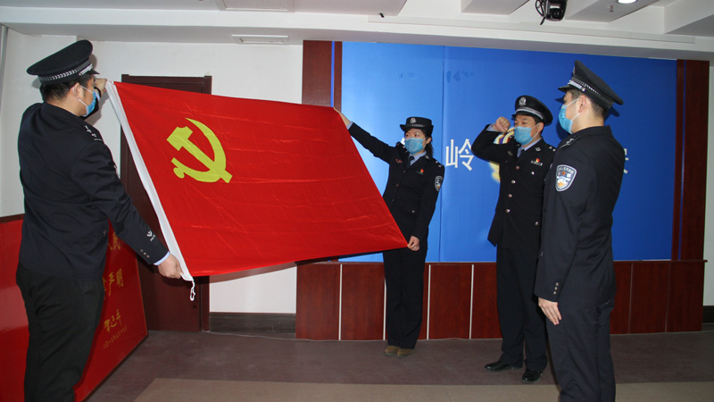 王冬鑫（右一）在黨支部書記邊升（右二）的領(lǐng)誓下莊嚴(yán)宣誓