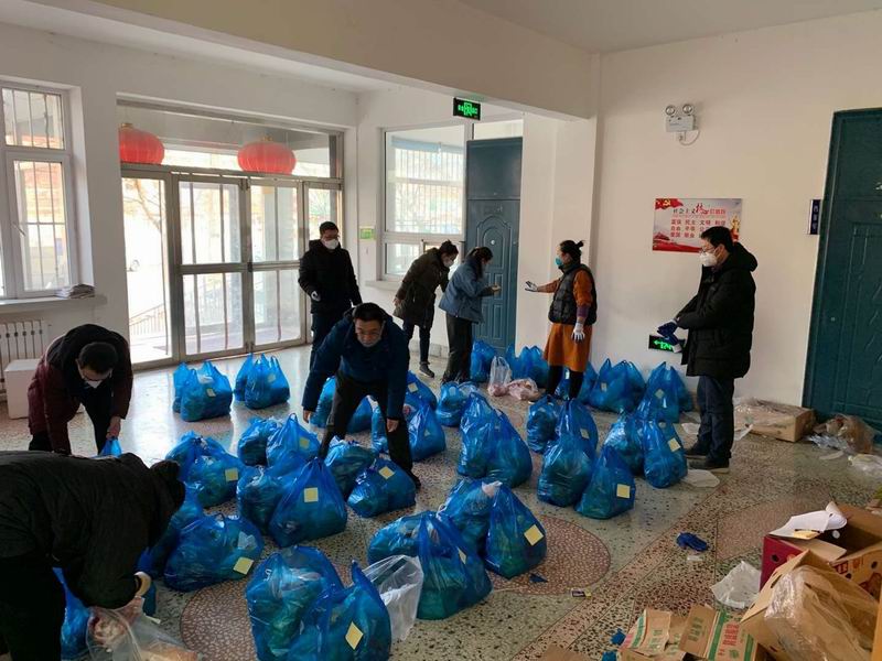 打包整理生活物資準備派送到隔離家庭