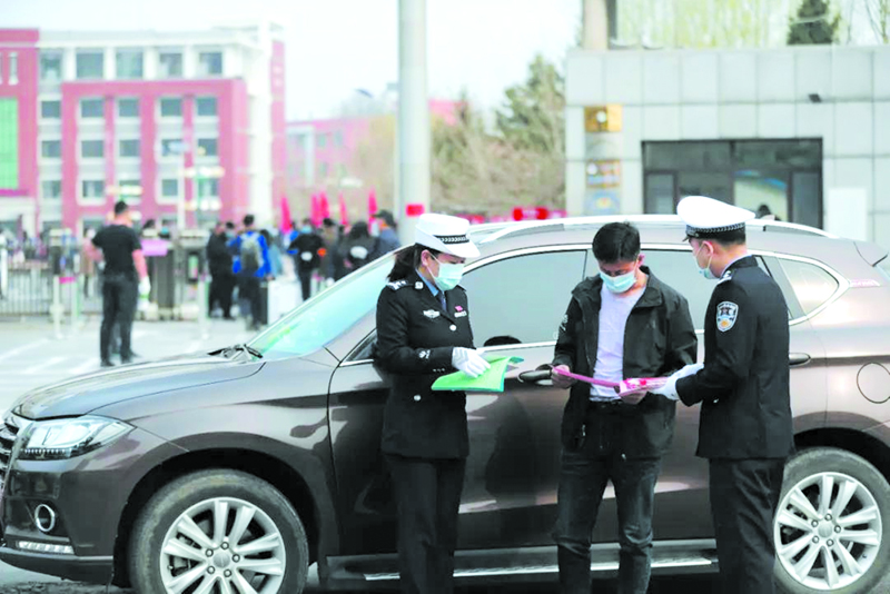 昌圖交警向返校學(xué)生家長(zhǎng)發(fā)放《交通防疫指南》