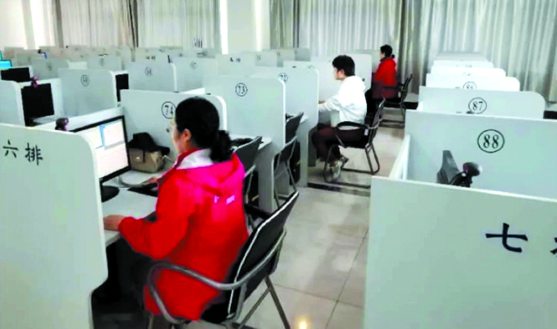 考試中的最美“逆行者”