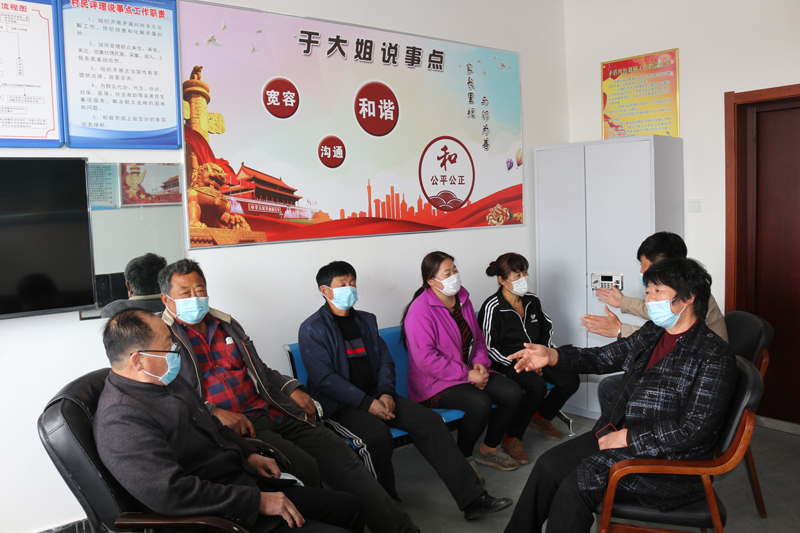 于大姐(右)在說事點(diǎn)里和村民嘮家常