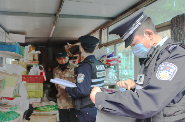 民警走訪商鋪