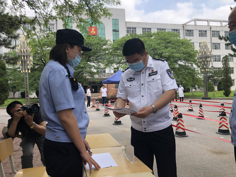 阜新市副市長、公安局局長邵希默在考點檢查安保工作
