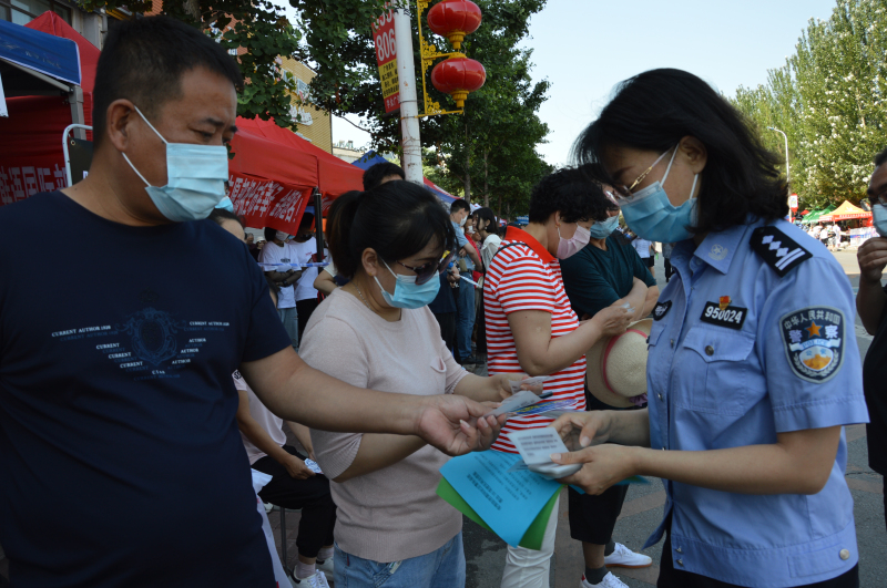 畢笑倩（右）向考生家長發(fā)放高考服務資料