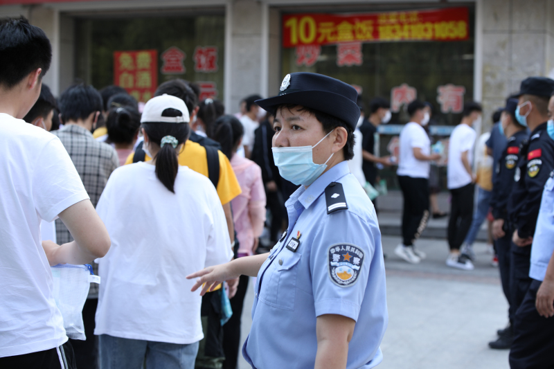 張翼在維持考點入口秩序1