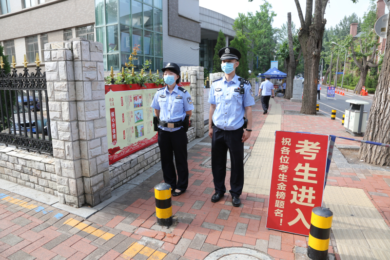 姚曉龍（右）在考場外執(zhí)勤