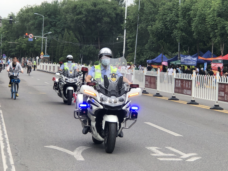 交警進行不間斷的巡邏