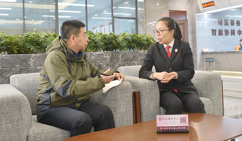 仲莉宇（右）向記者介紹行政審判工作情況