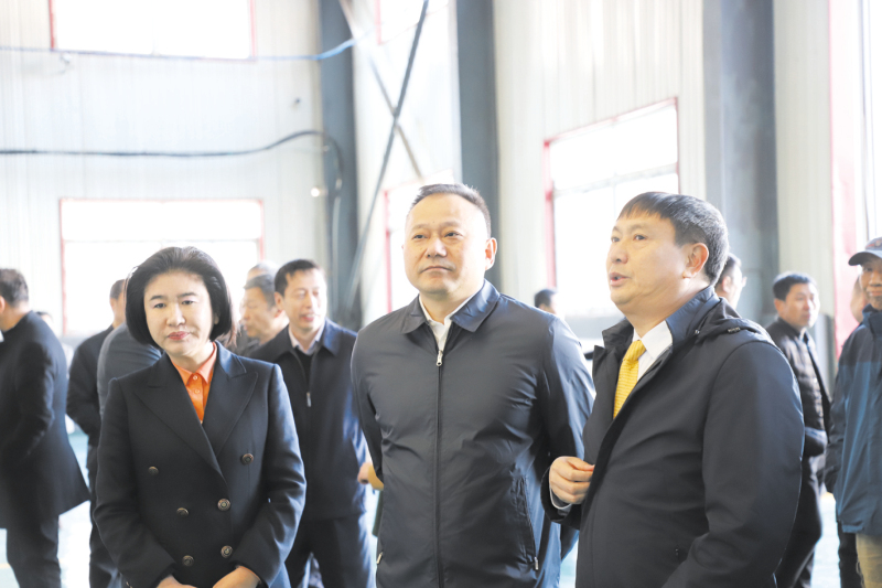 本溪市委常委、政法委書記徐勝（中）正在走訪企業(yè)