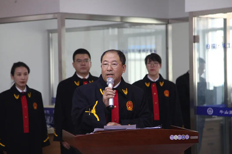 在新任員額法官宣誓儀式上，滕啟剛代表老法官致辭。