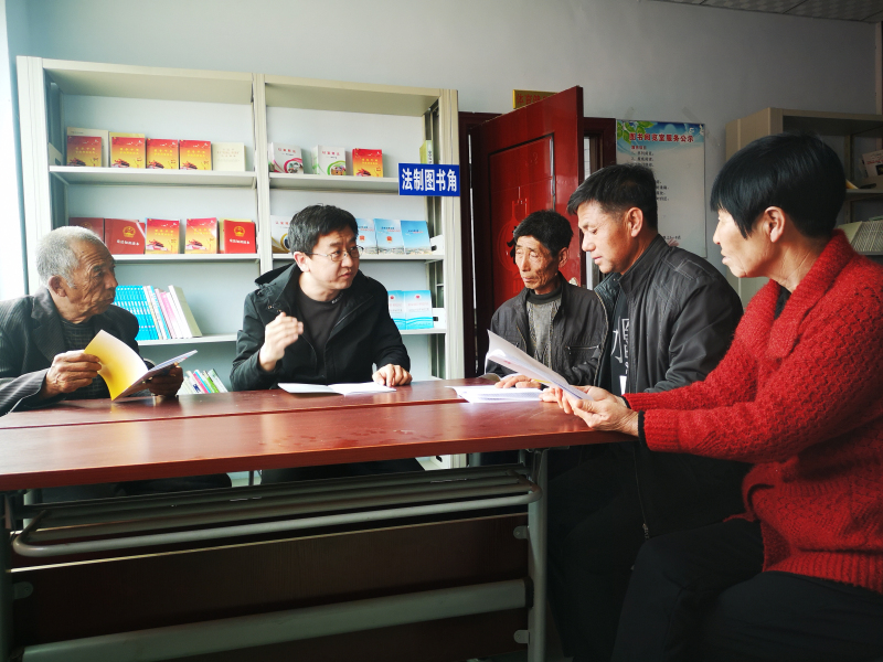 葫蘆島市司法局宣傳干部帶領(lǐng)“村民評理說事點”調(diào)解員學(xué)習(xí)法律知識_編輯