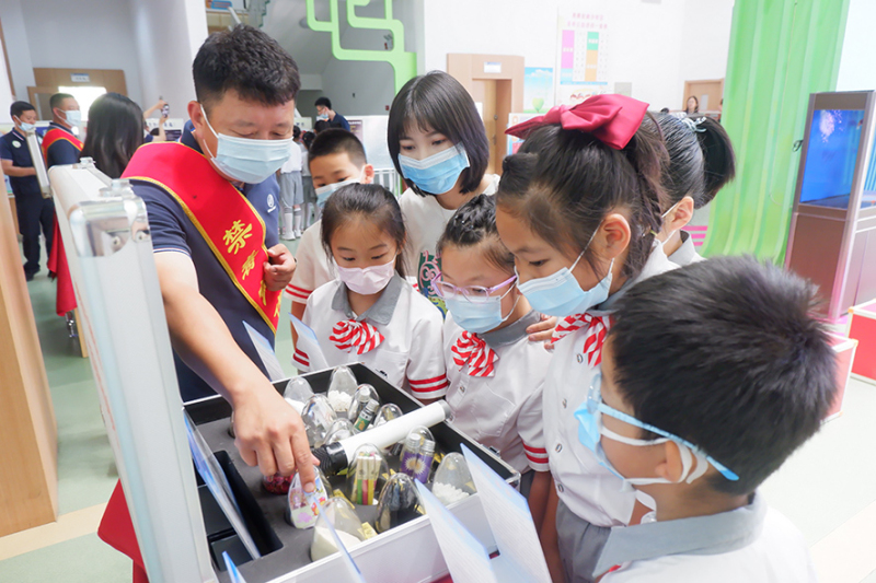 沈陽(yáng)渾南：禁毒社工為學(xué)生講解仿真毒品