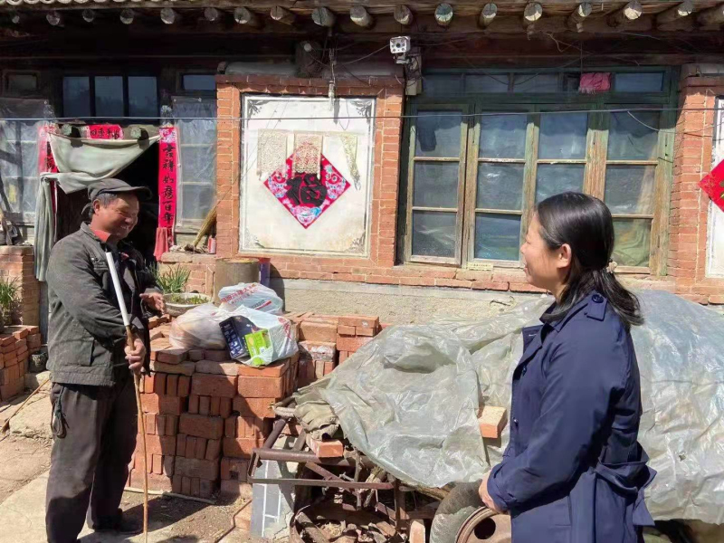 朝陽市人民檢察院第六檢察部員額(右）檢察官到李某江家中走訪