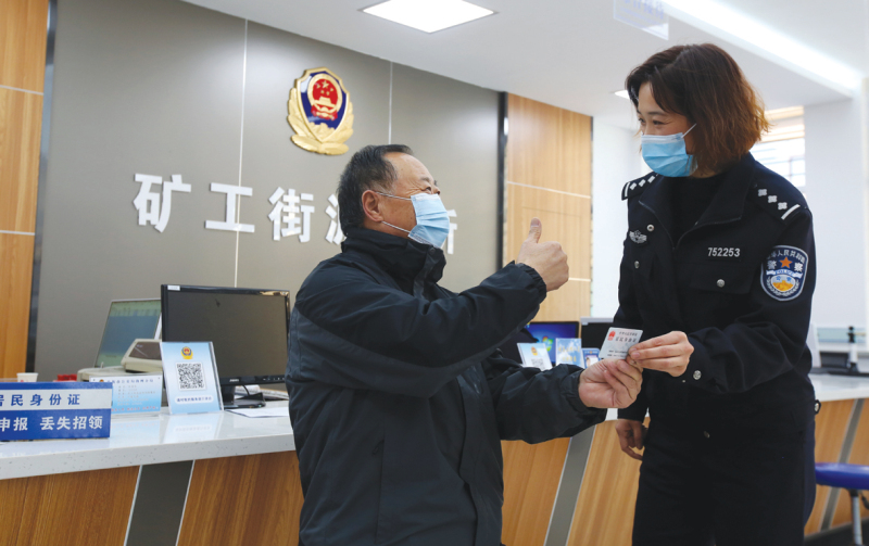 公安機關(guān)為群眾辦理臨時身份證 本報記者 蔡冰 攝