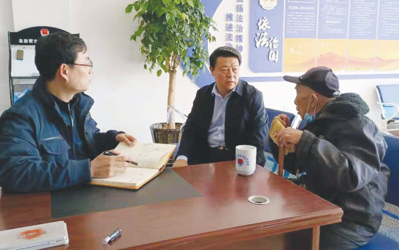 a本報記者采訪張彪（右二）開展調(diào)解工作