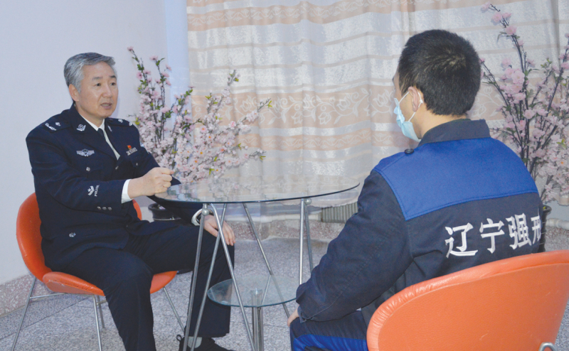 a葫蘆島市強制隔離戒毒所所長趙鐵成與戒毒人員談心談話