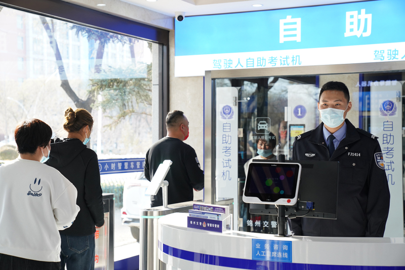 市民在“24小時(shí)智慧車管所”辦理業(yè)務(wù)11