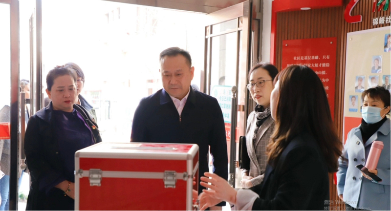 本溪市委常委、政法委書(shū)記徐勝（中）到“支部共建、社區(qū)共治”示范點(diǎn)調(diào)研
