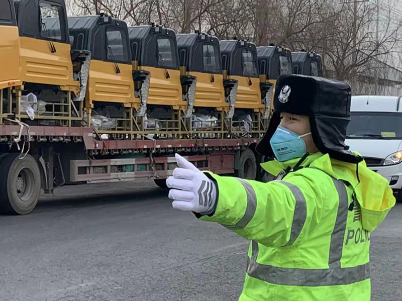 5席文燾在企業(yè)門前指揮交通