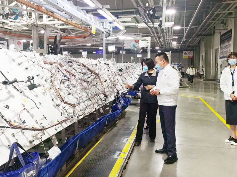 李元（右）走訪幫扶企業(yè)