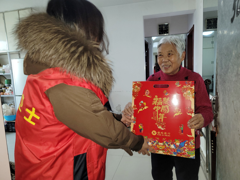 “鐵嶺衛(wèi)士”網(wǎng)格員為獨居老人“送?！? style=