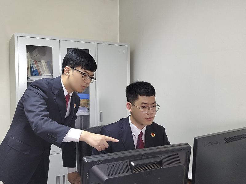 彭云杰在指導(dǎo)新入職干警填寫案卡