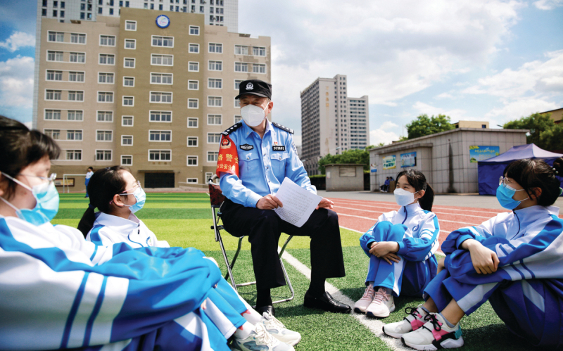 知識(shí)禮：“花叔方桌派”首次從室內(nèi)搬到了室外操場(chǎng)上