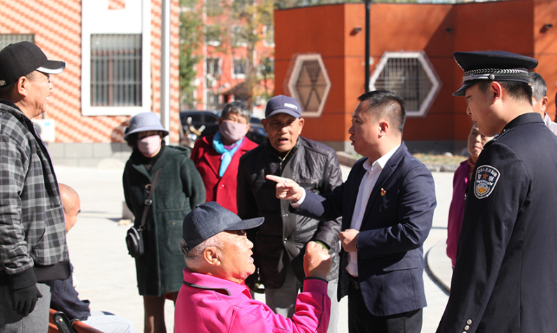 營口市五大門社區(qū)工作人員到群眾中了解訴求