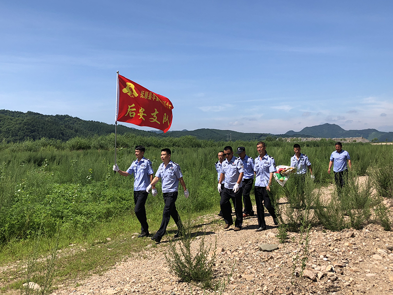 張宇航和志愿隊(duì)員一起在撿農(nóng)藥瓶