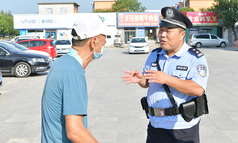 日常巡邏時，邢寶昌總是主動為遇到困難的群眾解決問題。