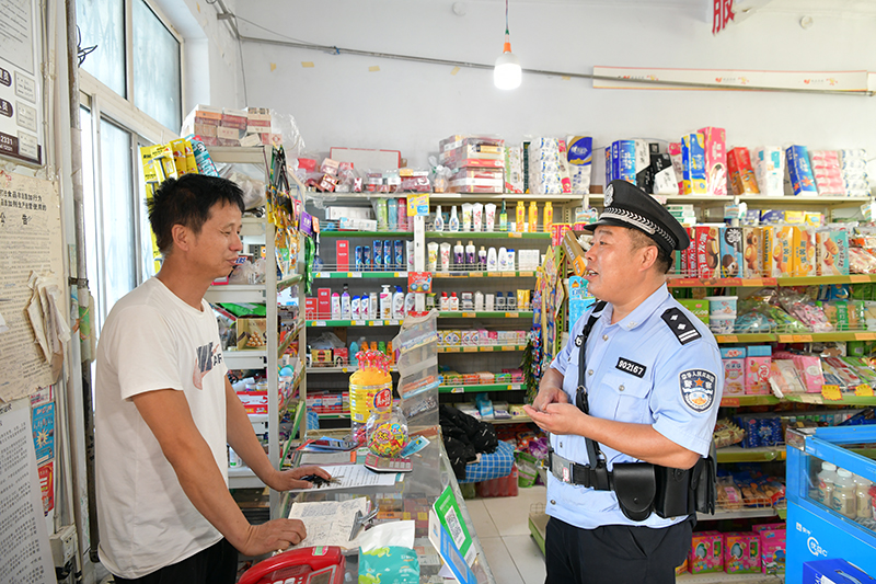 轄區(qū)內(nèi)的商業(yè)網(wǎng)點是邢寶昌走訪的固定對象