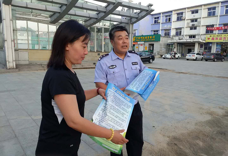 邢寶昌對轄區(qū)居民進行法治宣傳。