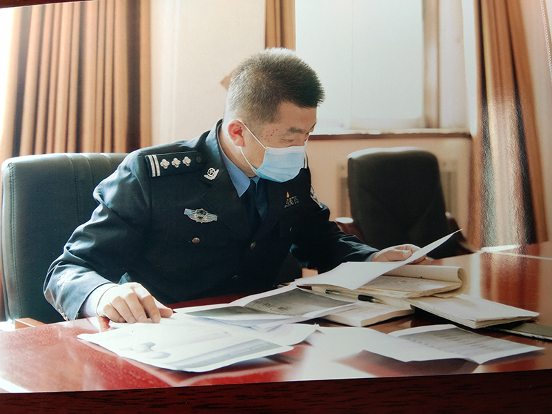 王東在分析案情，不放過一絲可疑線索