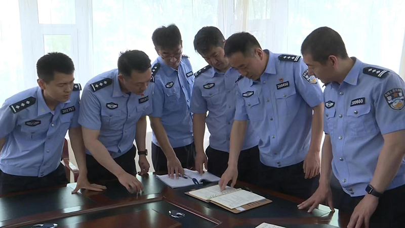 陳超(右二)正在指導(dǎo)民警提高業(yè)務(wù)能力